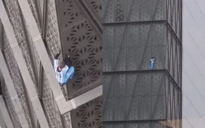 Puerto Madero: un hombre trepó un edificio sin ningún tipo de seguridad