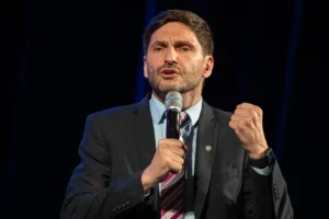 Pullaro aseguró que terminarán con los privilegios en el Estado provincial