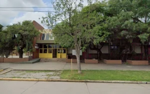 Padres y alumnos de una escuela de San Cristóbal tras un tiroteo