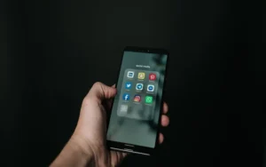 ¿Qué pasa con las redes sociales cuando una persona muere?
