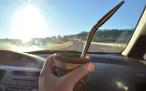 Provincias que multan por tomar mate en la ruta