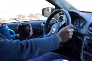 Qué provincias multan por tomar mate en el auto