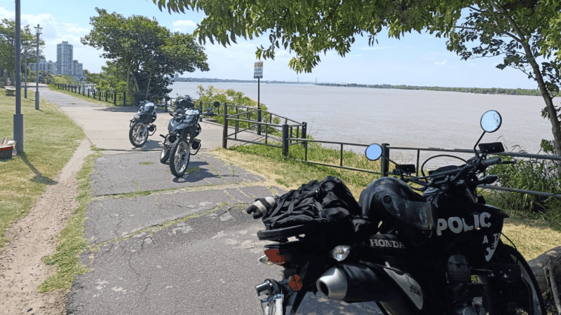 Quisieron robar una camioneta en Puerto Norte y terminaron detenidos.