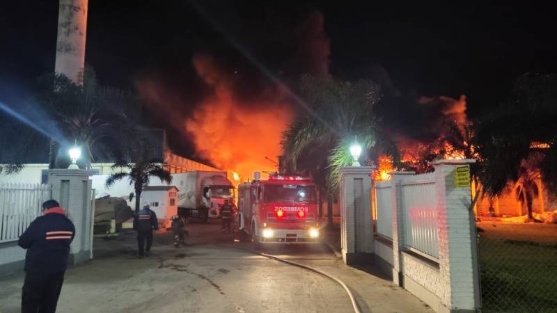 Rafaela: un gran incendio afectó una fábrica de colchones en el parque industrial