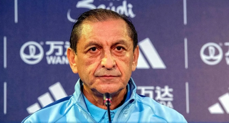 El entrenador argentino, que se encuentra en el Vasco Da Gama de Brasil, protestó por el fallo de una árbitra que estaba a cargo del VAR. 