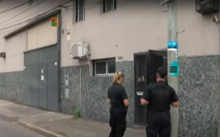 Realizan un operativo en una droguería de barrio Refinería por las muertes por fentanilo contaminado