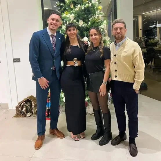 Después de que la Agencia Antidopaje de la UEFA sancionara al jugador con dos años sin jugar, el futbolista se mostró celebrando la Navidad con Lucas Ocampos y su familia.