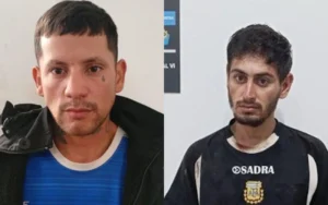 Patrullero y móvil policial frente a una comisaría
