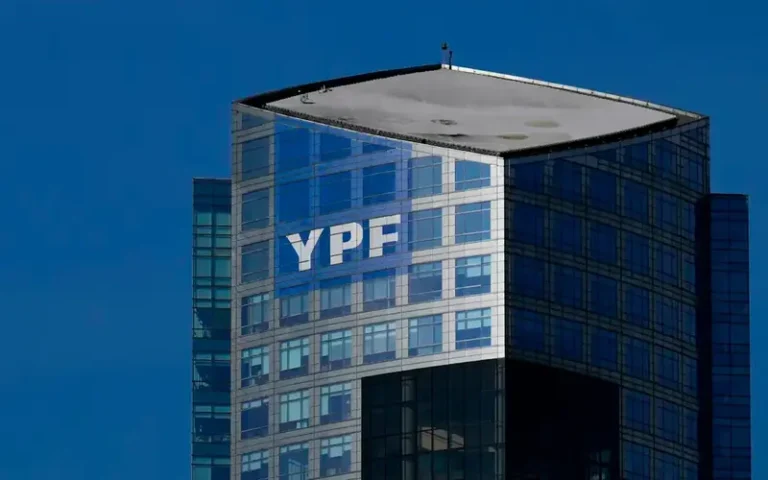 Rechazan suspender entrega de acciones de YPF