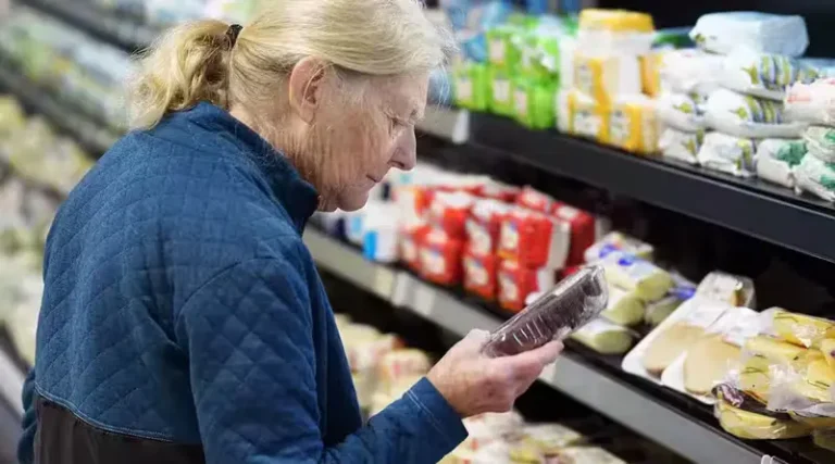 algunos productos bajarían de precio por el ecorte al impuesto PAIS