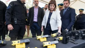 reglamentan el uso de arma no letal