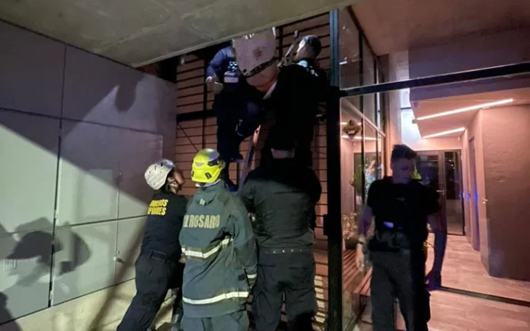 mujer con heridas tras quedar enganchada en una reja