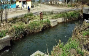 Mendoza: rescataron a un niño que cayó en un canal de riego