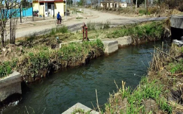 Mendoza: rescataron a un niño que cayó en un canal de riego