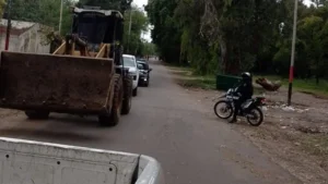 METEN AL CORRALÓN RETROEXCAVADORA