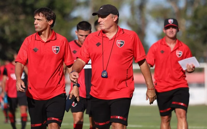 Ricardo Lunari dio su primera conferencia como técnico leproso