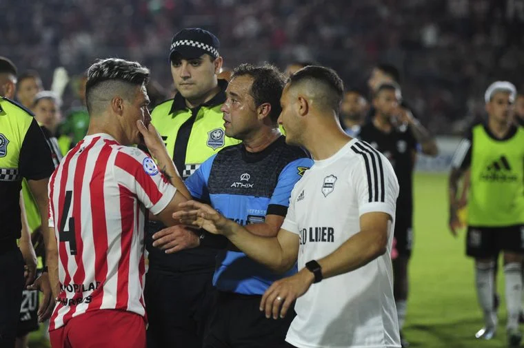 El equipo albinegro derrotó de visitante al "ciruja" por 1-0 en el partido correspondiente a la fase inicial del Reducido de la Primera Nacional por un ascenso a la Liga Profesional.