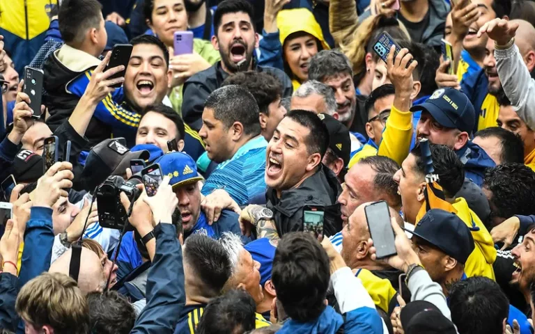 Riquelme asume como presidente y Martínez firma como DT