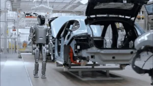 Robots humanoides controlan la seguridad de una fábrica china