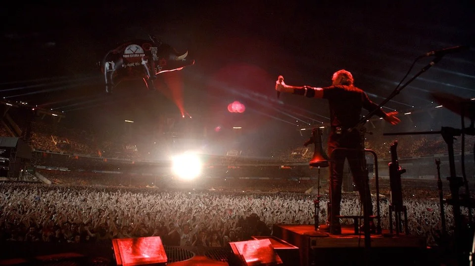 El músico británico realizó la primera de las dos funciones programadas en River y siguió con su estilo provocador ante un público exultante.