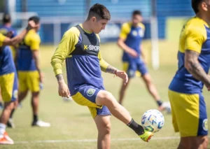 Rosario Central juega contra River en Buenos Aires.