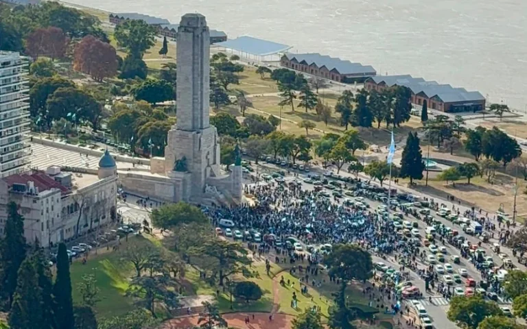 Rosario celebra el triunfo de Argentina en el Monumento