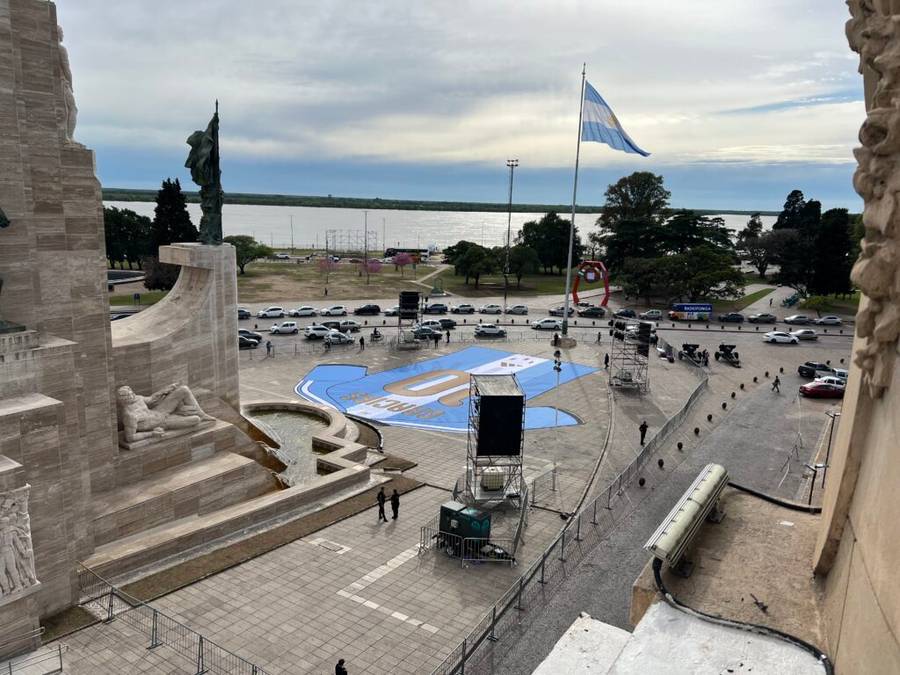 Rosario colocó una camiseta gigante para Messi frente al Monumento