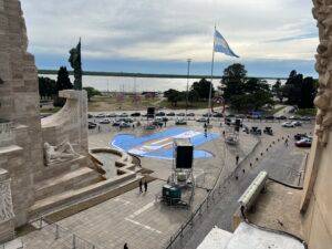 Rosario colocó una camiseta gigante para Messi frente al Monumento