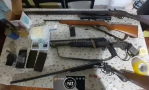 allanamiento en Rosario y ocho policías detenidos por el robo de cocaína