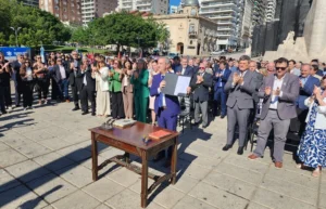 Rosario promulgó su autonomía municipal con un acto en el Monumento a la Bandera.