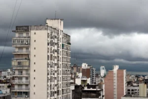 Rosario se prepara para un sábado con tormentas y viento fuerte.