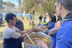 Jornada solidaria con locro patrio para personas en situación de calle en Rosario