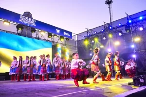 Escenario y banderas en el Encuentro de Colectividades de Rosario