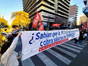 Docentes y estudiantes protestan en defensa de la universidad pública