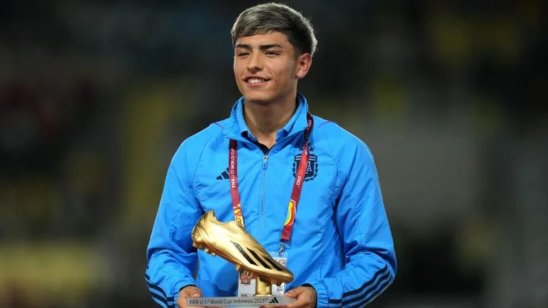 El juvenil atacante de River Plate fue el máximo goleador del Mundial de Indonesia con 8 tantos. Se suma a otros argentinos que ya lograron el mismo trofeo como Messi y Kempes.