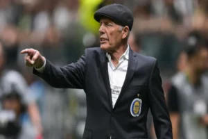 Russo empieza a definir el equipo para enfrentar a Peñarol