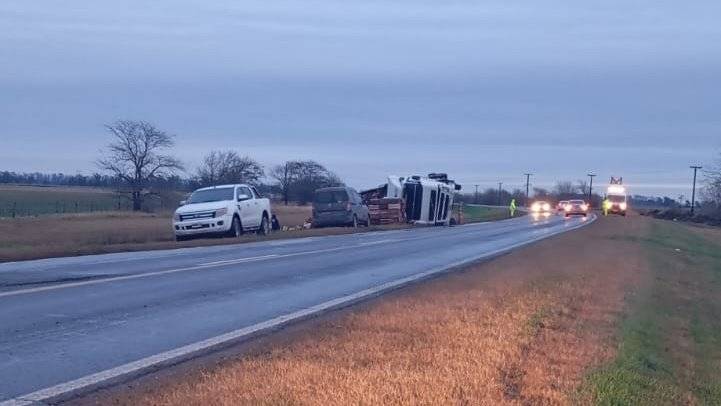 Ruta 34: camión cargado con verduras volcó cerca de Luis Palacios.