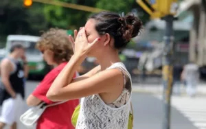 Sábado con alerta por calor extremo en la ciudad