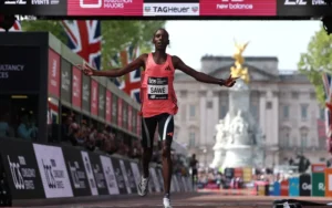 Sabastian Sawe celebra su victoria histórica en la maratón de Londres