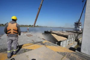 Embarque de maíz y trigo desde el Puerto de Santa Fe