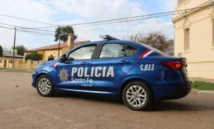 Patrullero y cinta policial en un operativo en Santa Fe