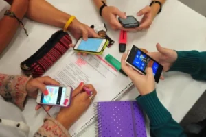 El Gobierno de Santa Fe reforzará la prohibición del celular en escuelas primarias