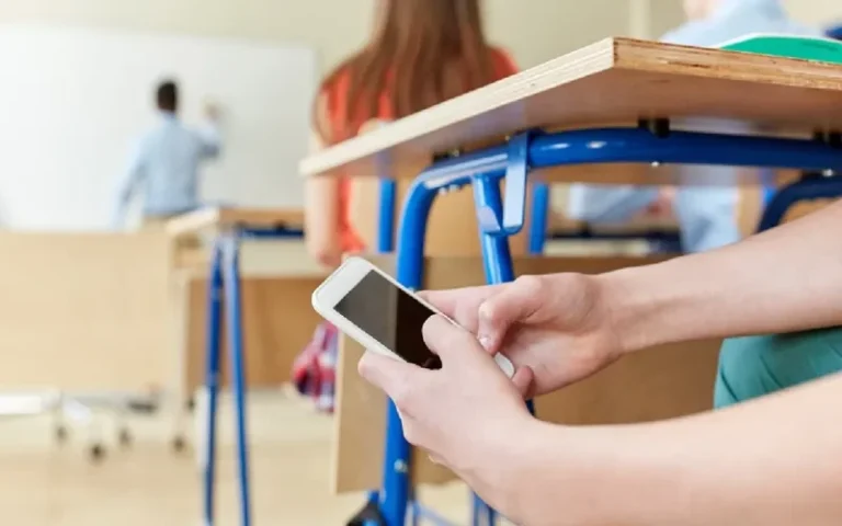 Santa Fe prepara un nuevo marco normativo para la prohibición de celulares en las escuelas