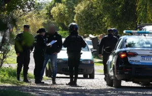 Movil policial frente a una escuela de Santa Fe