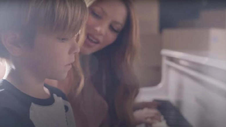 Sasha Piqué Mebarak, el niño de 9 años hijo de Shakira y Gerard Piqué, tocó el piano y cantó en un concierto organizado por una academia. 