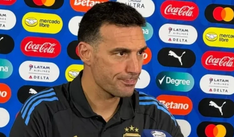 El entrenador de la selección argentina, Lionel Scaloni, fue penado por haber entrado tarde en el segundo tiempo contra Chile.