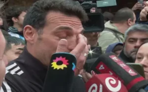 Lionel Scaloni saluda a los vecinos de Pujato en un acto público