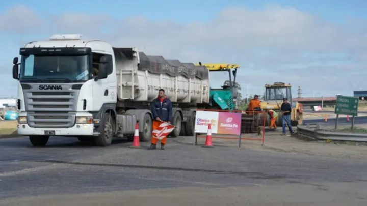 Restringen el paso de camiones en la autopista a Santa Fe y colapsa la ruta 34
