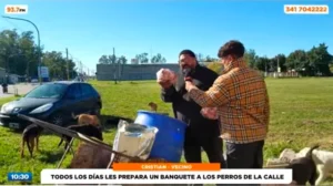 Cristian, el vecino de Barrio Tango que todos los días alimenta a los perros de la calle
