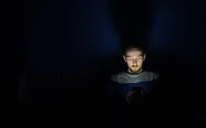 Uso intensivo del celular y redes sociales